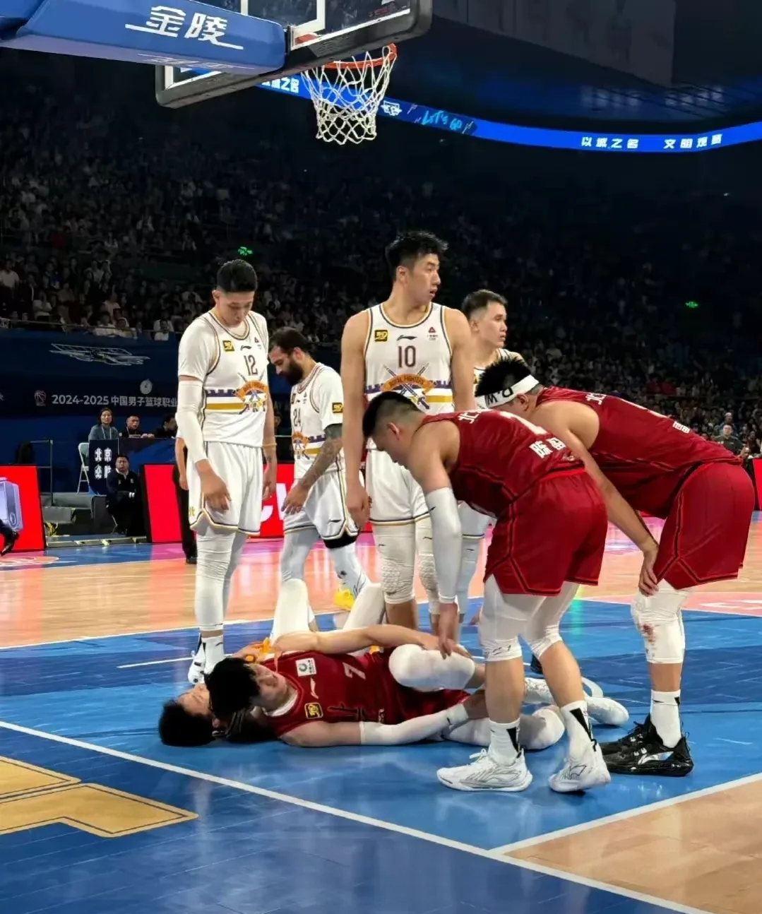 雷火电竞官网-奥运男篮场面激烈异常，全力以赴