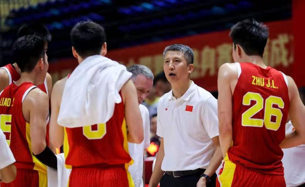 奥运男篮场面激烈异常，全力以赴