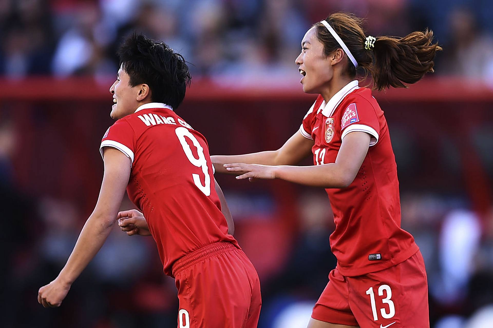 雷火电竞官网-国际足球赛事，女性球员获得胜利