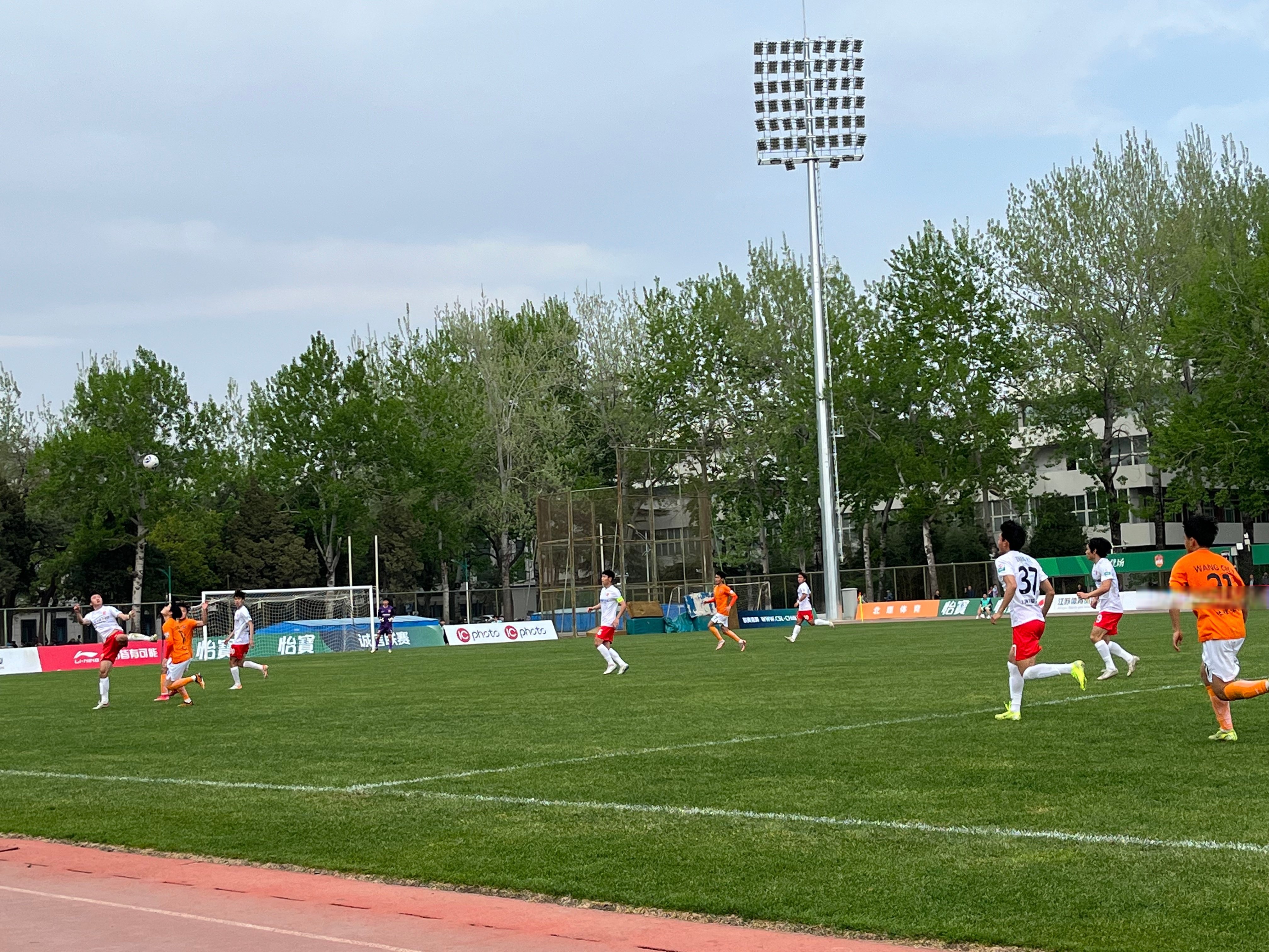 苏宁客场不敌强敌，倒在对手脚下！