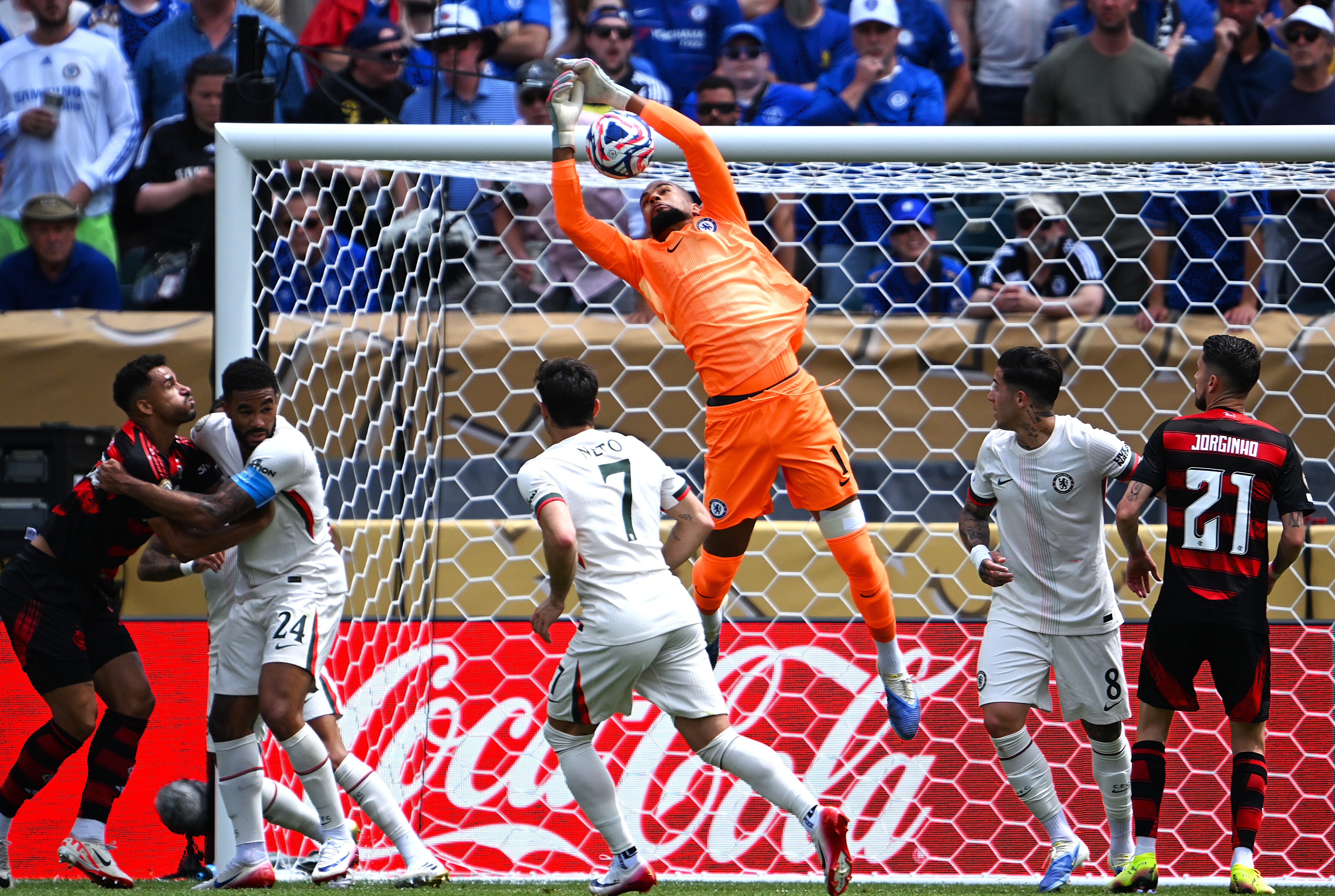 足球赛场上的战术对决，引人入胜