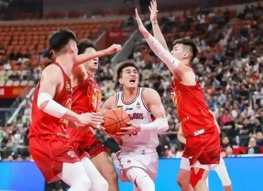 北京队完胜四川队，郭艾伦带队取胜