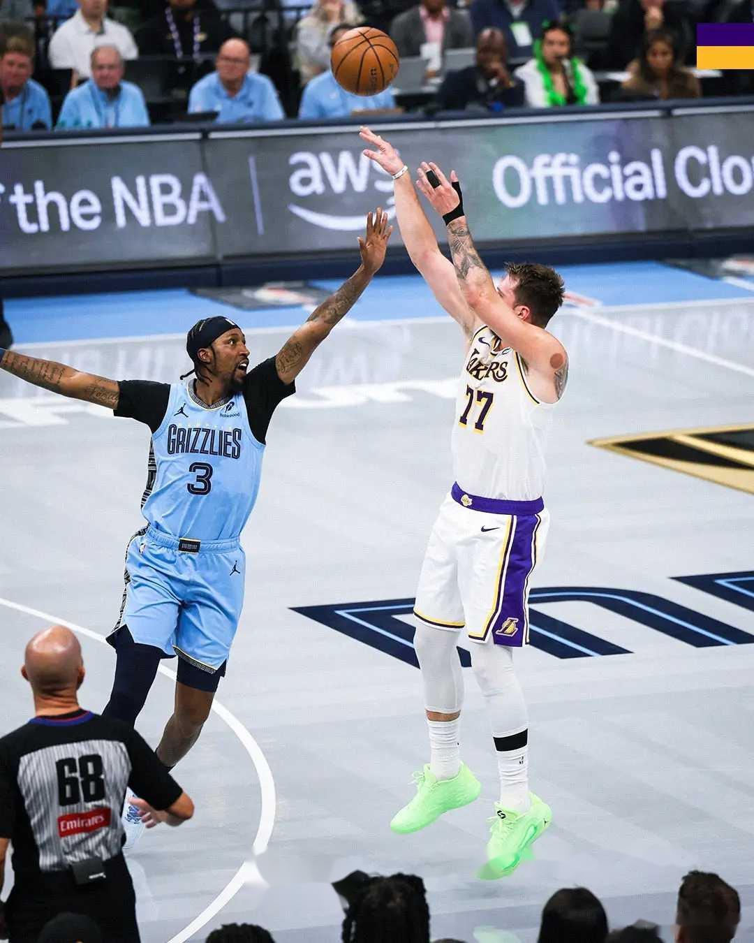 湖人翻盘灰熊，易建联点燃赛场