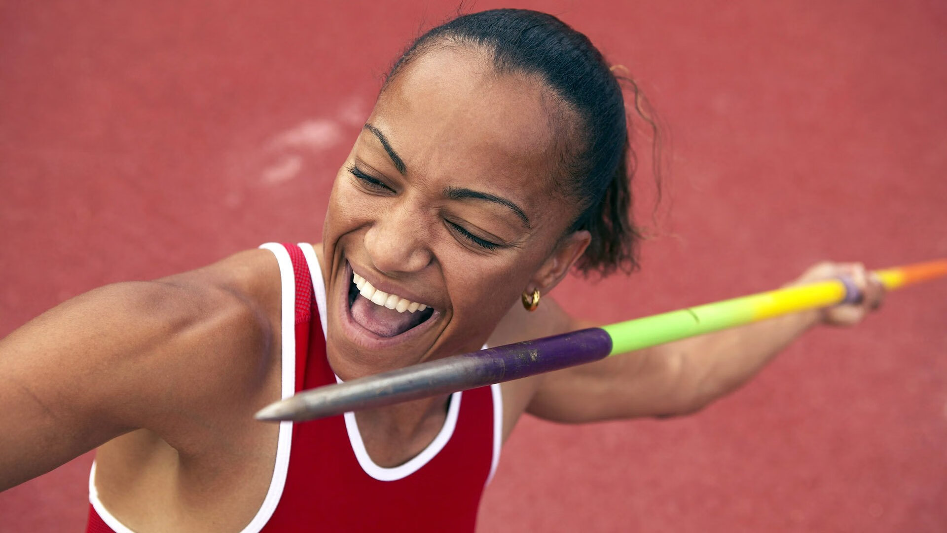 地平线与地板的双重狂热,当赛道啸叫与篮球刷网在同一夜奏响