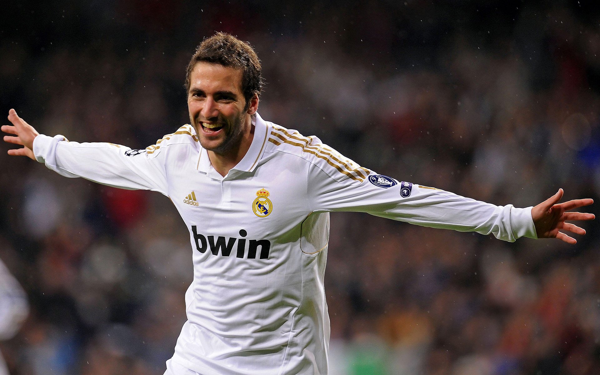 雷火电竞亚洲先驱-克瓦拉茨赫利亚状态火热独造三球，罗马欧联杯主场掀翻莱比锡红牛