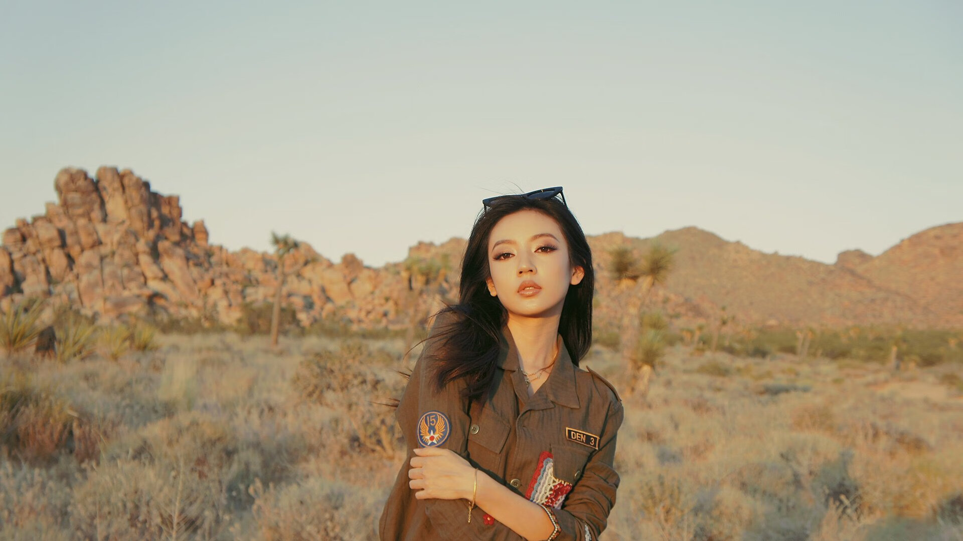 德甲争冠战之夜，当整个慕尼黑的霓虹都压在他肩上，萨内用红眼航班撑开的沉默完成爆发